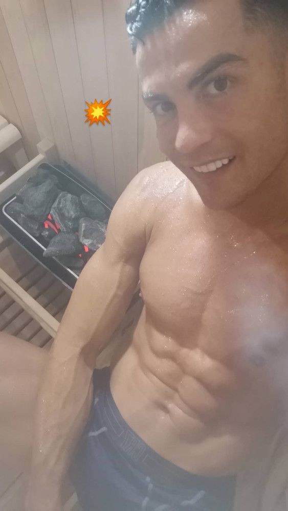在那个时代的大背景下，少男少女们在舞台上，甚至是战场上绽放着他们的芳华岁月
